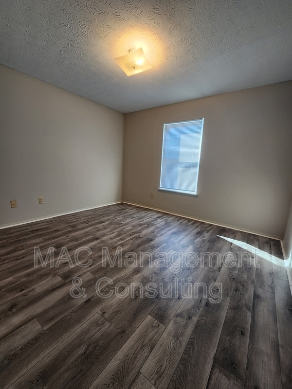 Building Photo - 1849 Summerhaven Ave