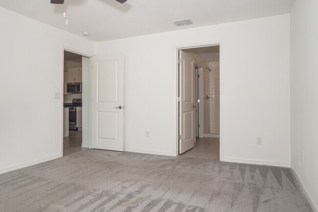 Building Photo - Lovely 3 Bedroom Home