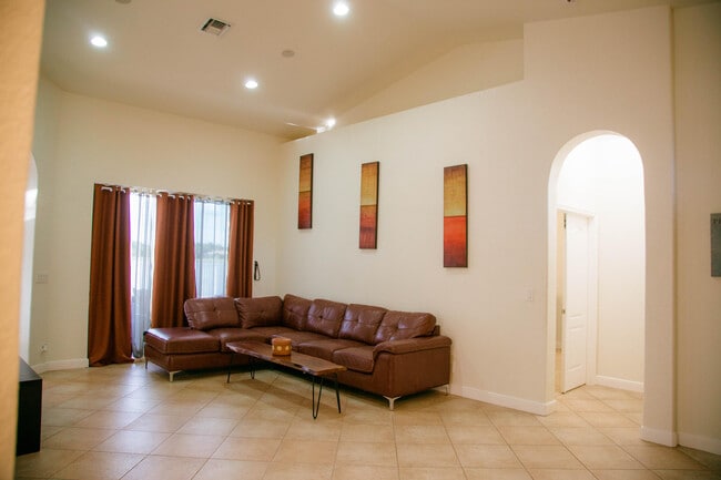 Building Photo - 6140 Santa Margarito Dr