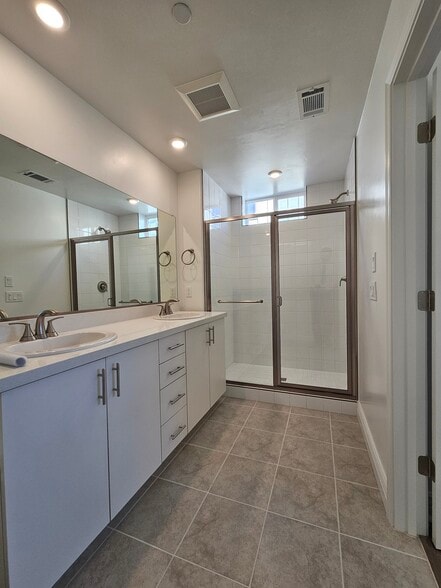 Master bath - 925 Madonna Rd