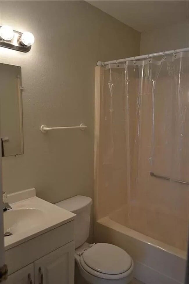 Building Photo - Charming 2/2 Condo Blocks from Baylor Campus!