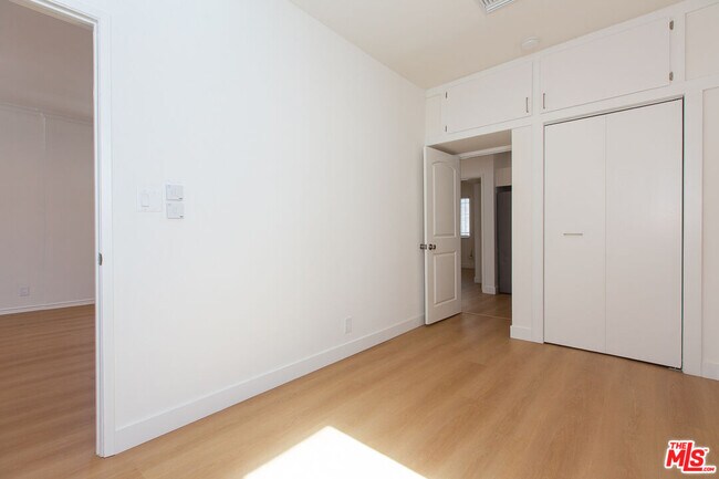 Building Photo - 1443 N Mariposa Ave