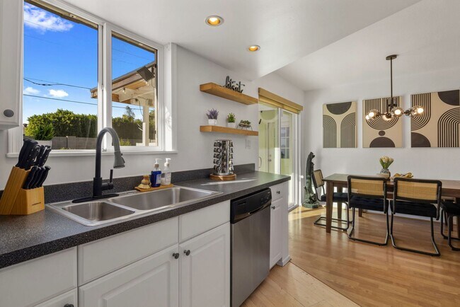 Building Photo - COMING SOON! Fully Furnished 3 Bedroom 3 Bathroom Home in Old Town Scottsdale