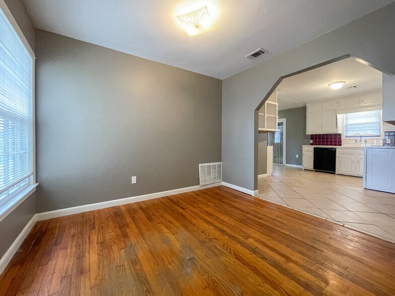Building Photo - 1405 Guthrie Dr