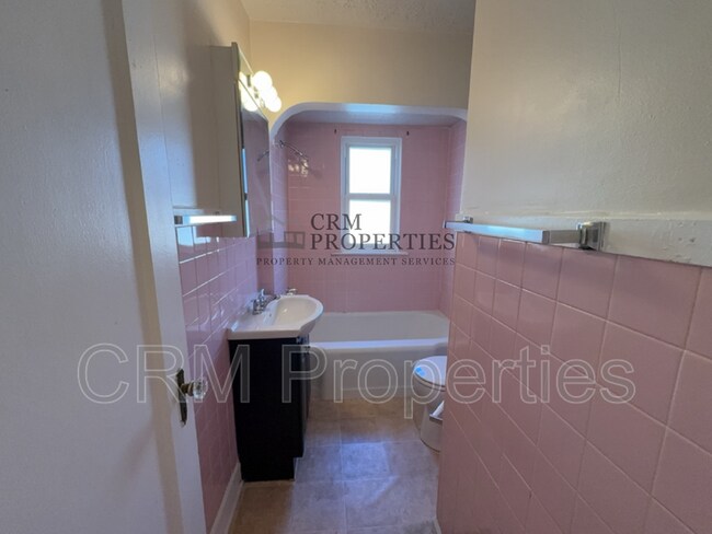 Building Photo - 933 N Linwood Ave