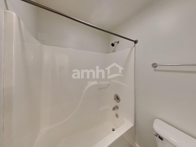 Building Photo - 204 Creekwood Dr