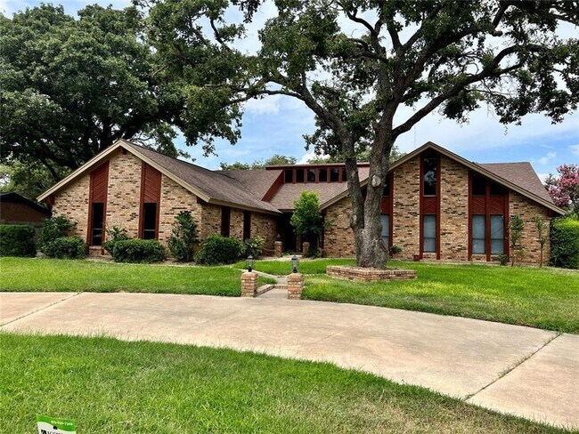 Building Photo - Prestigious Linwood Acres / .44 acres / Rockdale, TX / Swimming Pool