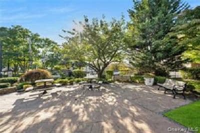 Building Photo - 10 Oakridge Pl