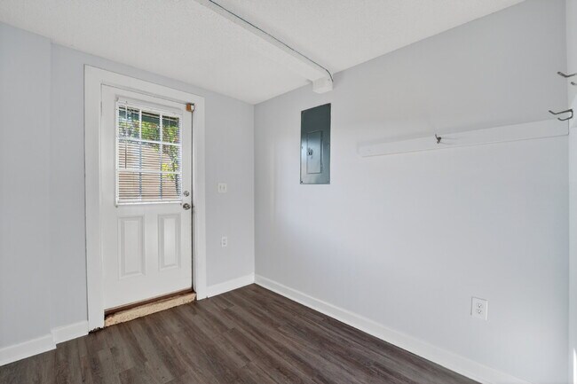 Building Photo - "Charming 1-Bedroom Haven in a Great Savannah Location!"