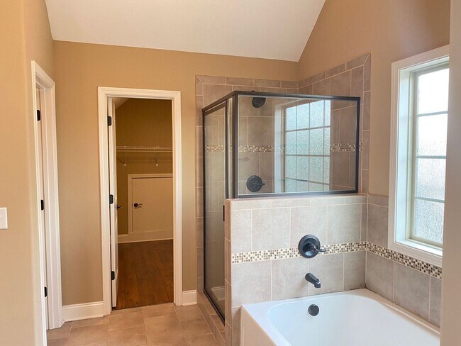 Building Photo - Beautiful Home! 4 Bed 2.5 Bath! Rossview S...