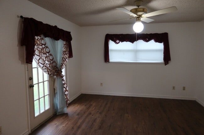 Building Photo - 101 Travis Ln