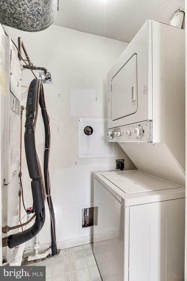 Building Photo - Elevated Comfort: Spacious Condo with Loft...