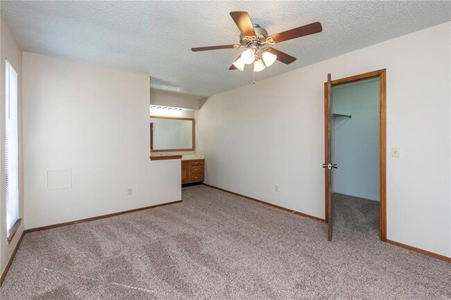 Building Photo - 904 Oakwood Dr