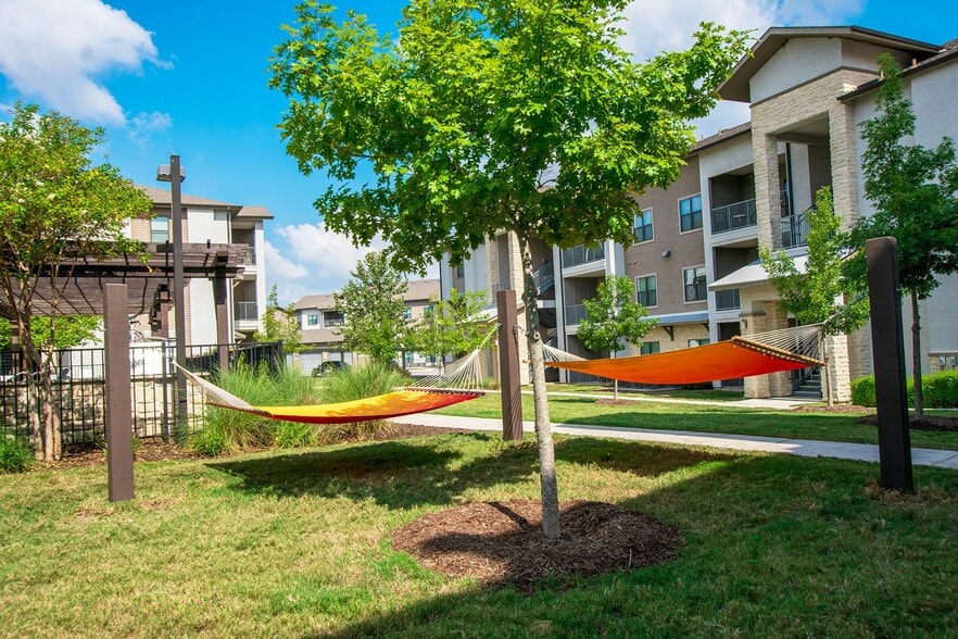 Building Photo - Loretto at Creekside
