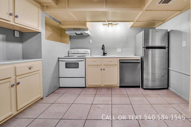 Building Photo - 5001 Hildebrand Rd NW