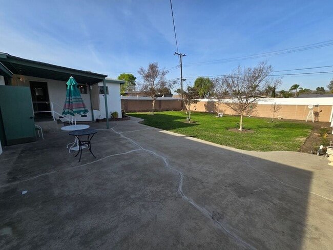Building Photo - Classic 3 Bed, 2 Bath Home on Large Lot