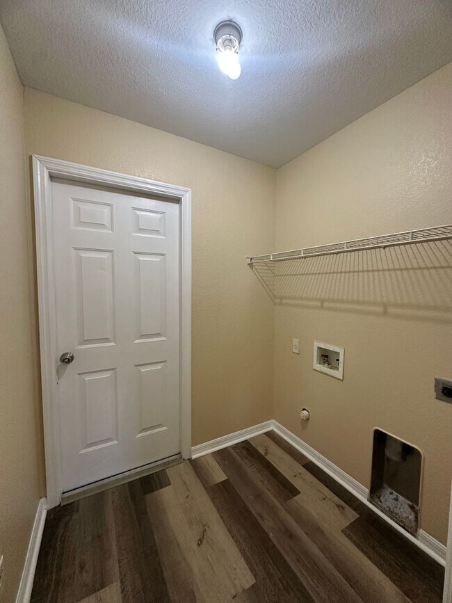 Building Photo - Great Location! 3 Bed, 2 Bath with Screened Lanai & More