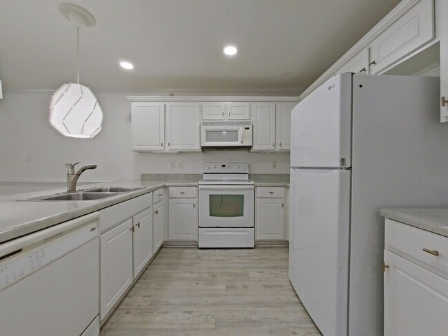 Building Photo - Available NOW- West Augusta Townhome with garage