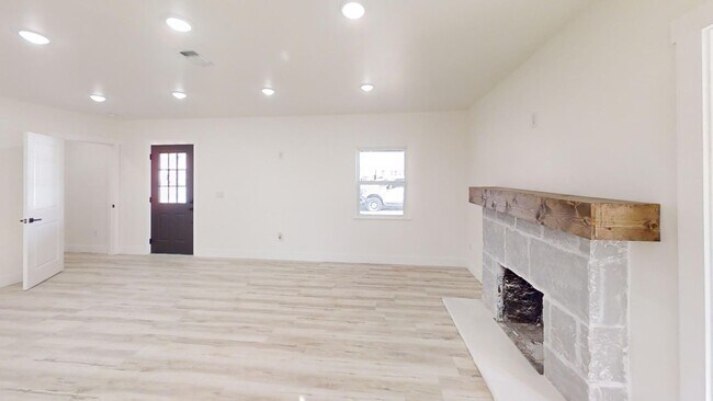 Building Photo - 1129 W 14th St