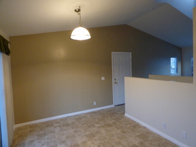 Building Photo - 3 Bd 2 Bath Home with Office