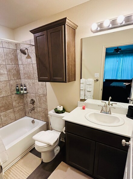 Building Photo - 1705 Clovis Dr