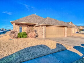 Building Photo - 4 Bedrooms/2 Baths/3Car - Deer Creek Schools - Gated Community of North Roselake Villas