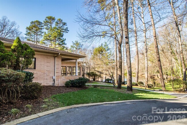Building Photo - 3911 Lakeside Dr
