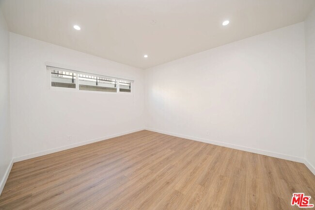 Building Photo - 332 S Wilton Pl