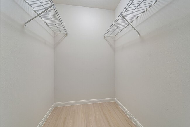Building Photo - 12810 Lakeshore Dr