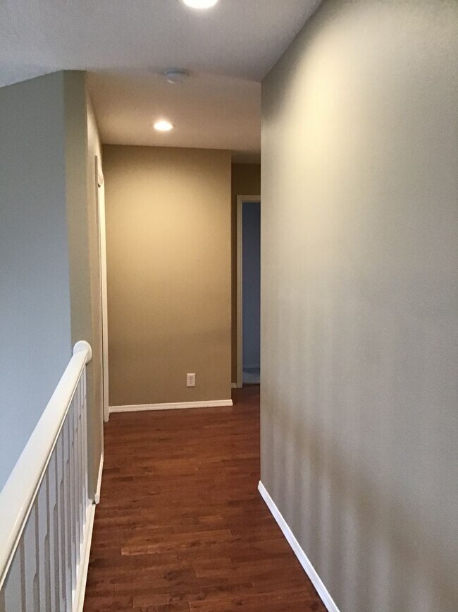 Building Photo - For Rent - Exceptional Murrayhill Location...