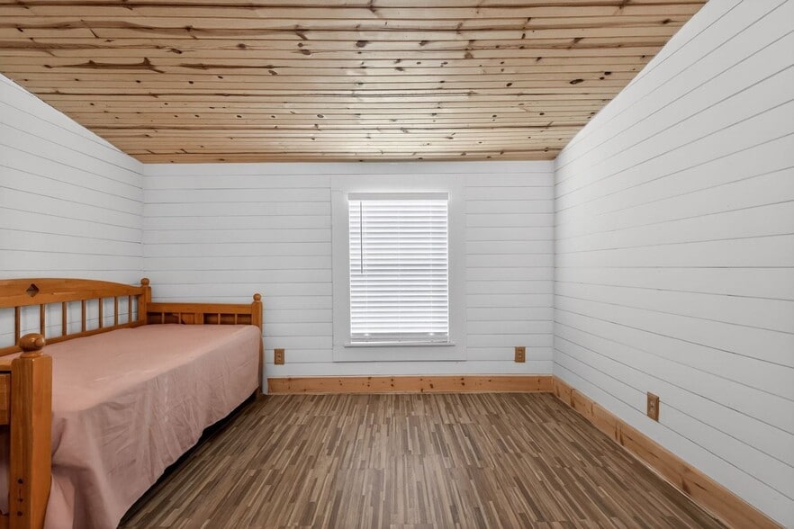 Building Photo - 992 N Maple St