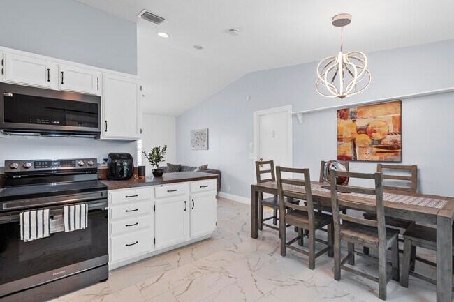 Building Photo - 812 NW 6th Ave