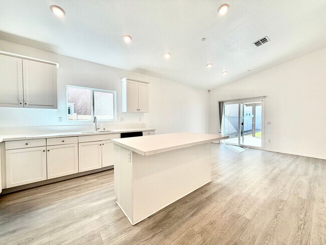 Building Photo - Cul-de-Sac Living in Sagewood | 4 Bed Home with INCLUDED Solar & RV Parking