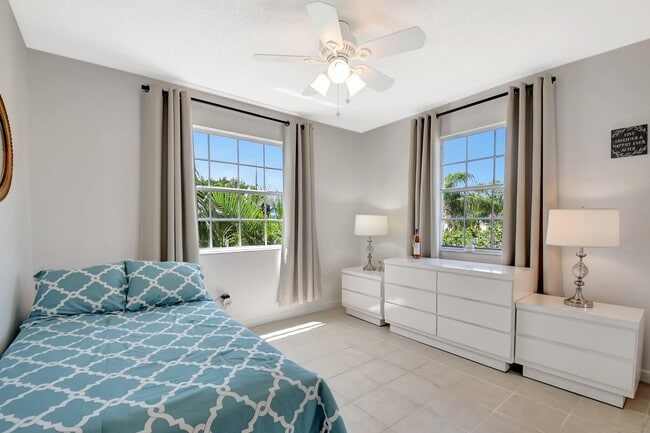 Building Photo - 621 Waterside Dr