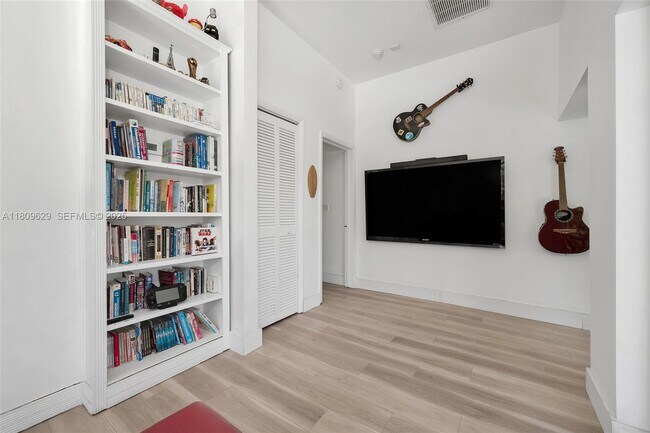 Building Photo - 201 Knollwood Dr