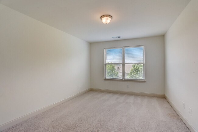 Building Photo - Beautiful 5-bedroom rental home in the hig...