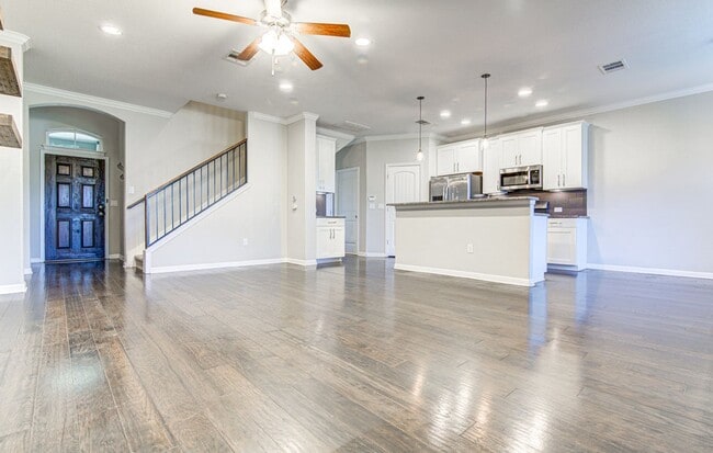 Building Photo - Cute as a Button 3/2.5 home in Parmer Village Townhomes, move-in ready!
