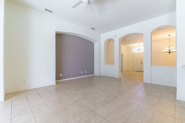 Building Photo - 4 Bed / 3 Bath Unfurnished Family Home wit...