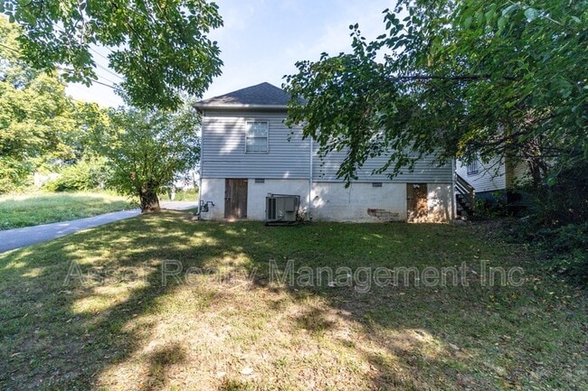Building Photo - 2200 Parkview Ave