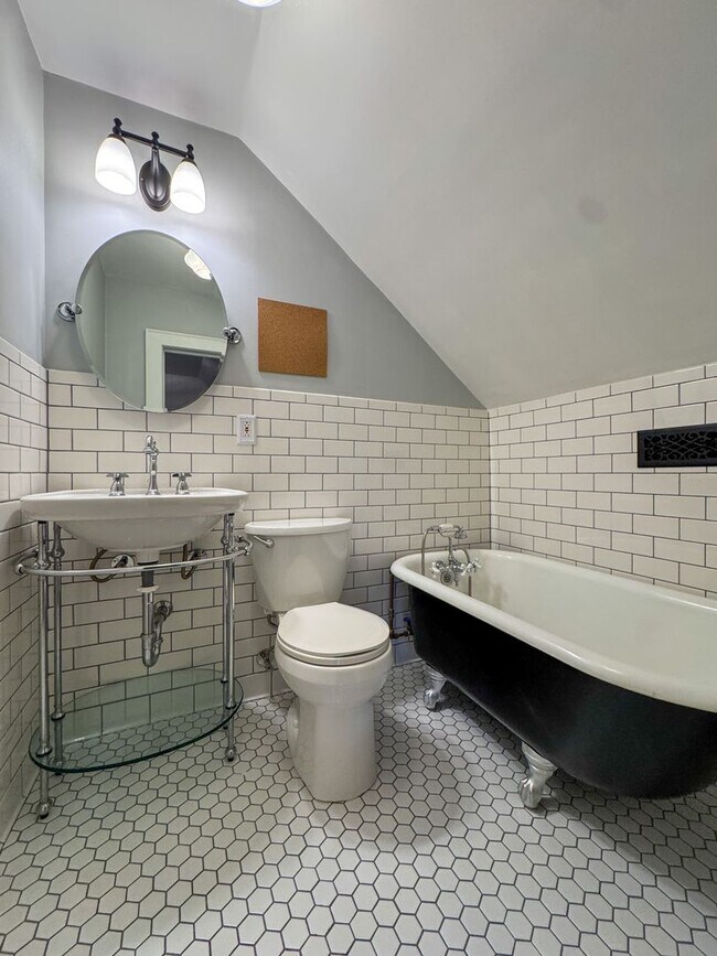 Building Photo - Gorgeous 4 Bed, 3 Bath Haymount Home