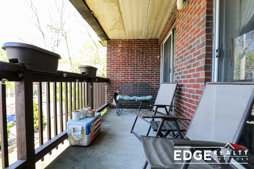 Building Photo - 140 Kenrick St