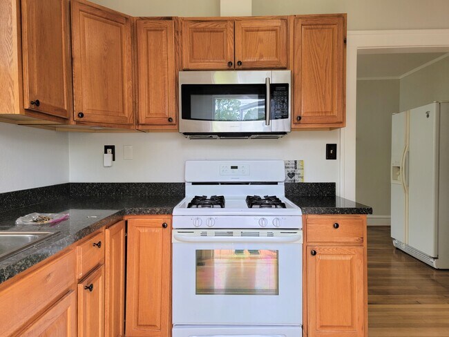 Building Photo - 69 Greenbriar Ave