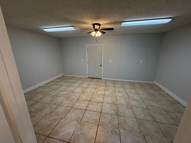 Building Photo - 557 Esplanade St