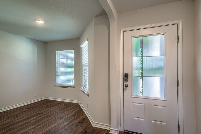 Building Photo - Stunning 4-bedroom offering 50% OFF first month's rent!!