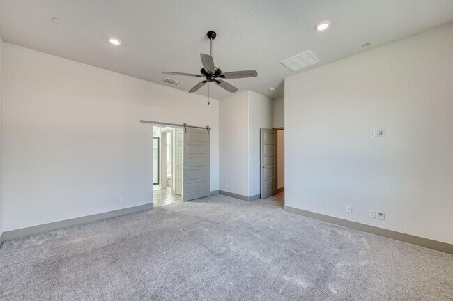 Building Photo - 860 Spg St W