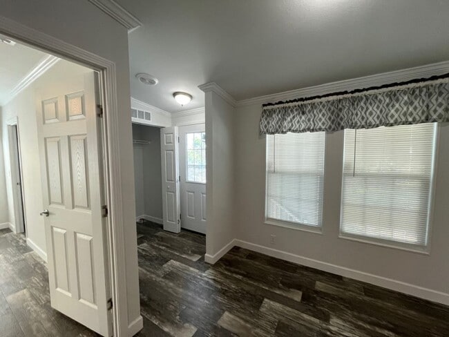 Building Photo - 328 Eland Dr