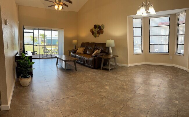 Building Photo - 2623 Magdalina Dr