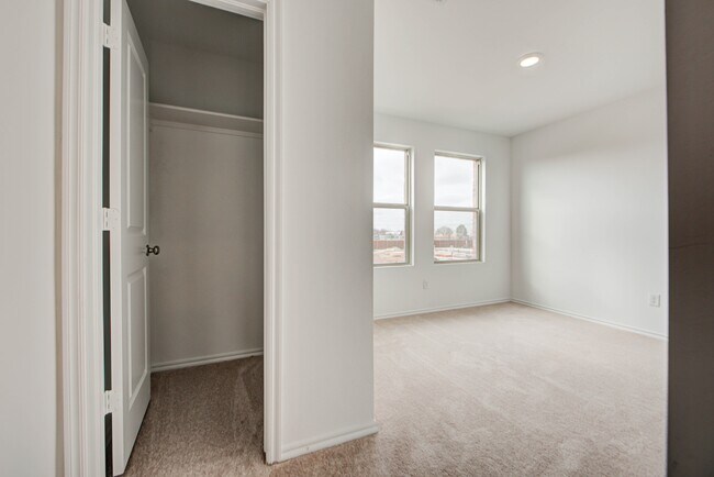 Building Photo - 2011 Delphine Dr