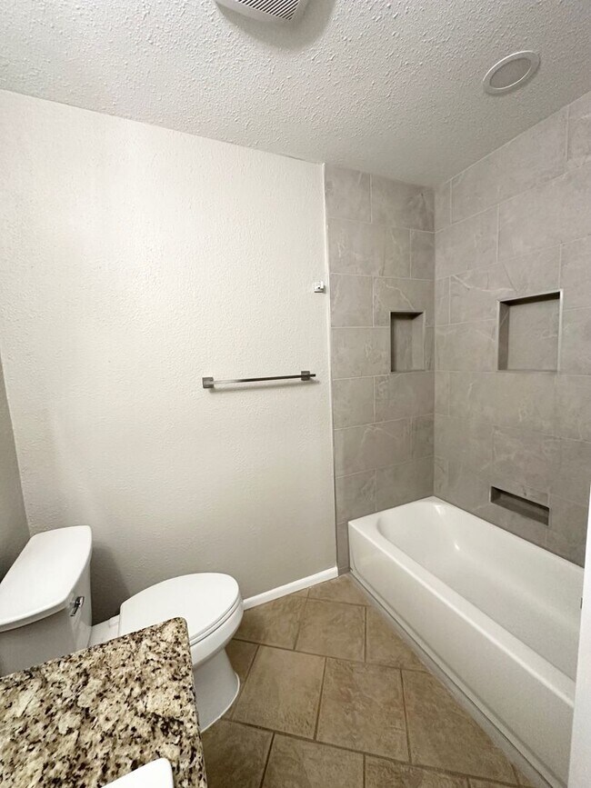 Building Photo - 3 Bed 2 Bath Fully Remodeled!