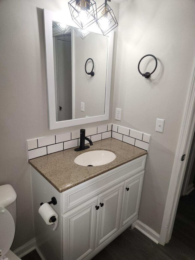 Building Photo - Recently Remodeled 4-Bedroom Home: Style and Convenience Awaits!